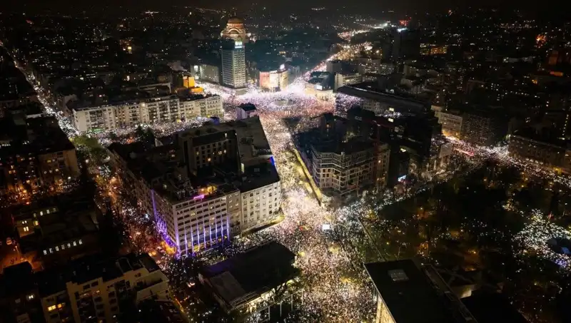 Sırbistan'daki Öğrenci Protestoları: Belgrad Sokaklarında Tarihi Bir Gün!