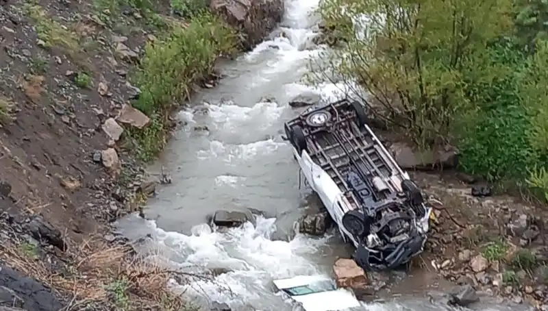 Hakkari'de İşçileri Taşıyan Minibüs Devrildi: Korkunç Kaza 2 Can Aldı