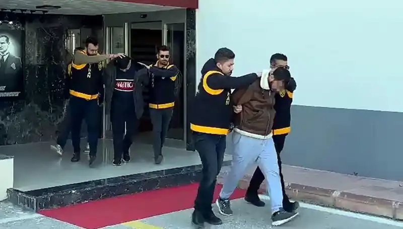 Kinik'te Silahlı Soygun Girişimi: 2 Milyon Lira Talep Eden İki Şüpheli Tutuklandı