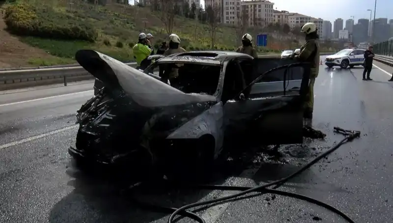 Kınık’ta Alev Alev Yanan Otomobil Küle Döndü, Yangın Anı Gözler Önünde
