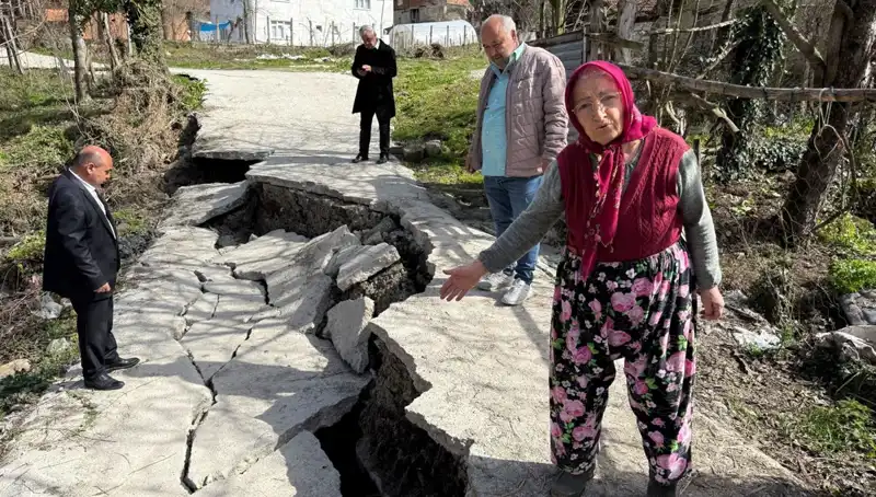 Kınık’ta Heyelanın Yolu Çökmüş Olması Mahalle Sakinlerini Tedirgin Ediyor