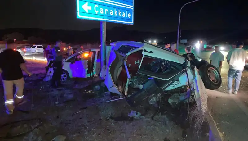 Çanakkale'de Korkunç Kaza: İki Otomobil Çarpıştı, Yaralılar Hastaneye Kaldırıldı