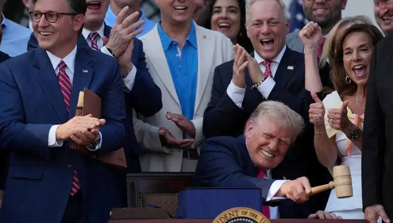 Trump’tan Yıldızlar Gibi Parlayan "Büyük, Güzel Yasa Tasarısı" İmzası