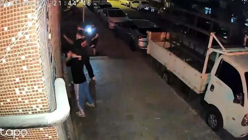 Abinin Selamı Var Diyerek Saldırıya Uğradılar: Etek Giydirip Darp Ettiler