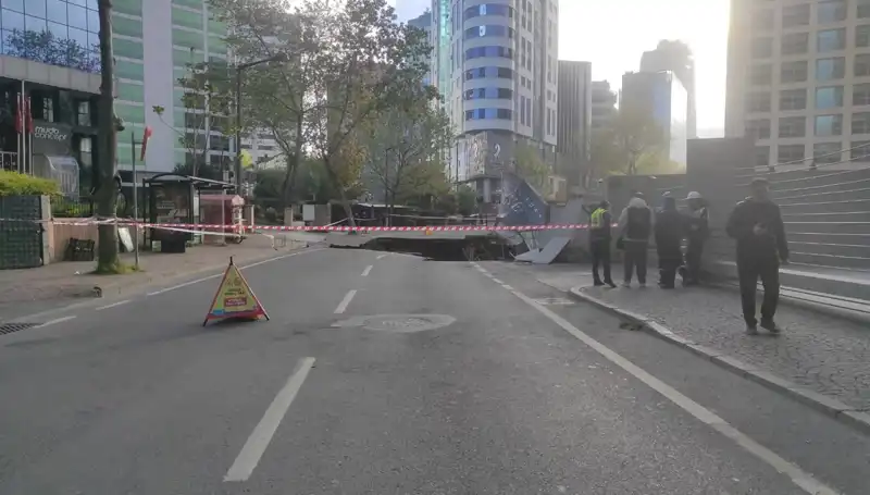 Sarıyer'de Bir Anda Yolu Yutan Çöküntü: Cadde Trafiğe Kapatıldı!