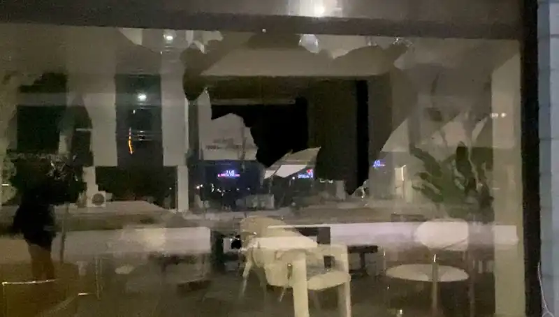 Mobilya Mağazasına Geceyarısı Taşlı Saldırı: Olayın Ardındaki Gizem Ne?