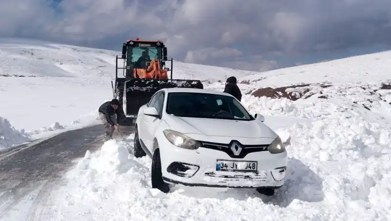 Muş'ta Kar Yağışı Hayatı Olumsuz Etkiledi: 60 Kişi Mahsur Kaldı