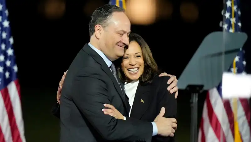 Trump, Kamala Harris'in Eşini Görevden Aldı: Siyasi Çalkantılar Yeniden Başladı