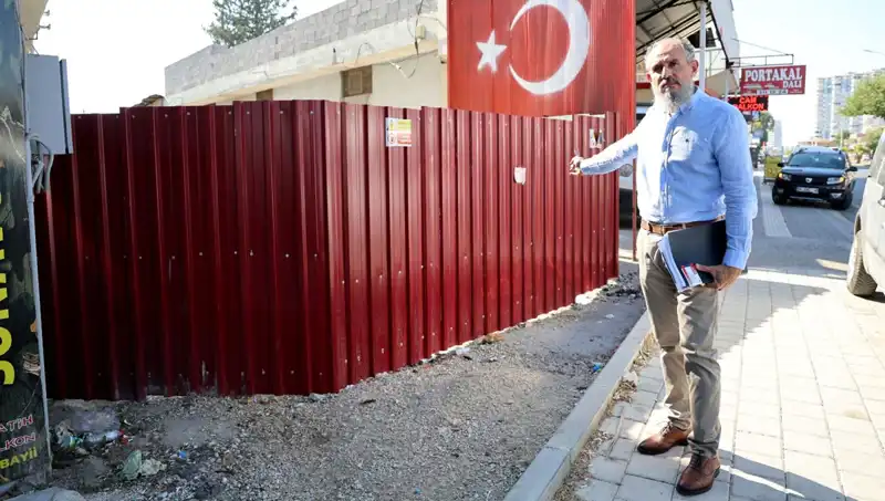 Tapulu Arazim Dedi, Sokağı Kapatıp Günlük Hayatı Alt Üst Etti!