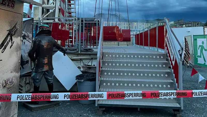 Dönen Salıncak Reklam Direklerine Çarptı: Can Pazarında Hayat Kurtarma Mücadelesi