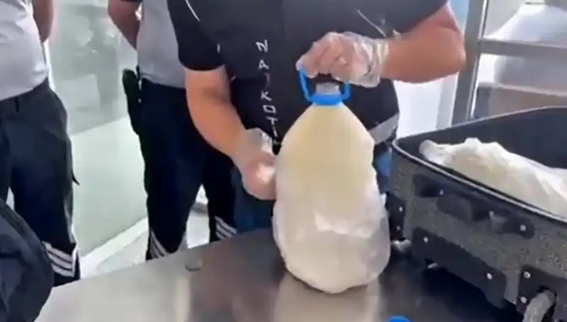 Havalimanında Süt Şişesinde Ele Geçirilen Uyuşturucu: 12 Kilo 800 Gram