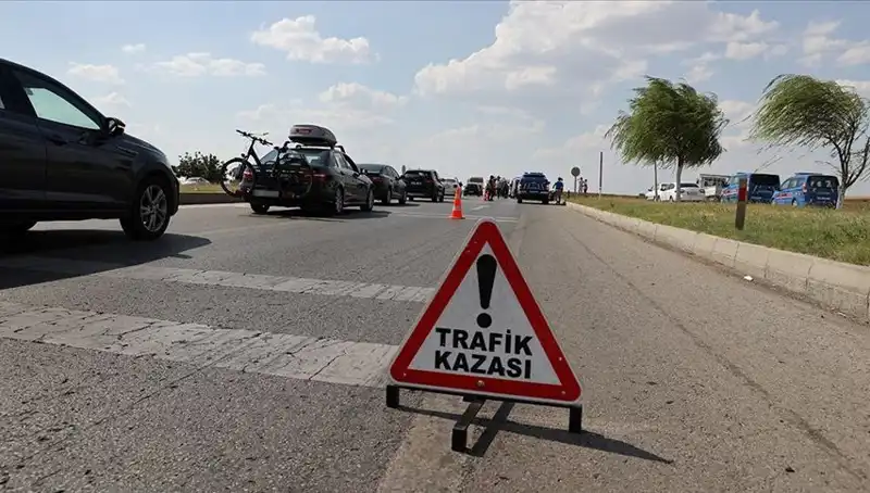 Adana'da Feci Kaza: Kamyon ve Otomobil Çarpıştı, Hayatını Kaybeden Var