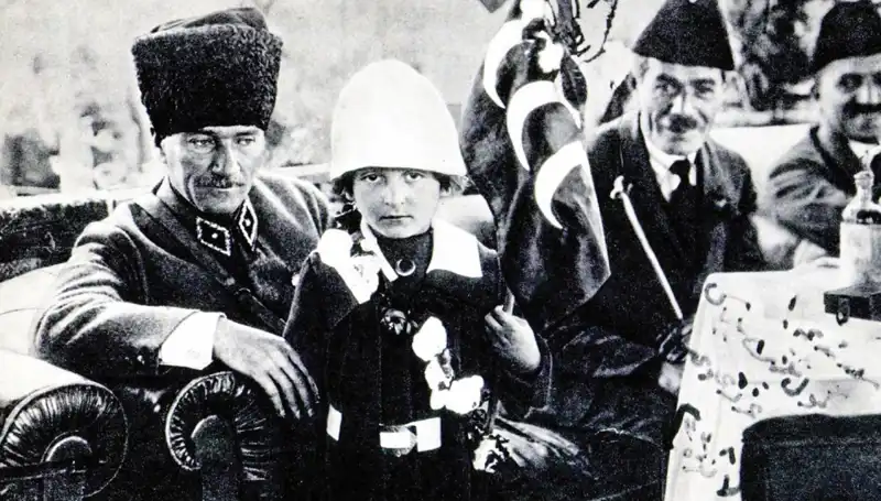 Unutulmaz Fotoğrafın Hikayesi: O Şapkanın Altında Bayram Doğdu