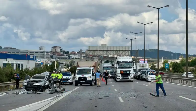 Otoyolda meydana gelen kaza, trafiği durma noktasına getirdi!