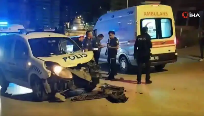 Ankara'da Polis Aracına Çarpan Hafif Ticari Araçta Yürekleri Ağızlara Getiren Kaza