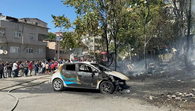 Gecekonduda Patlayan Yangın, Bütün Araçları Küle Çevirdi