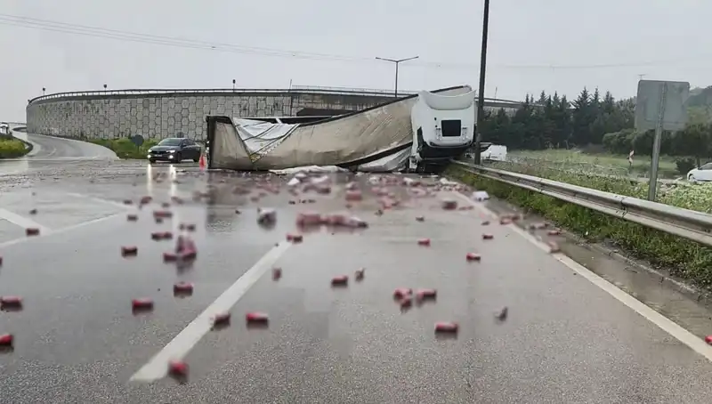 TIR Kazası! Yola Saçılan İçkiler, Gözler Önünde Yaşanan Drama Dönüştü