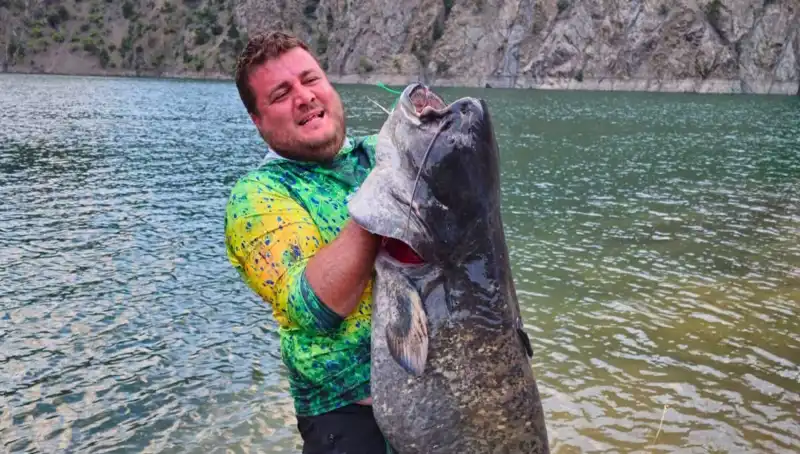 Amatör Balıkçılar 100 Kilo Ağırlığında Dev Balık Yakaladı!