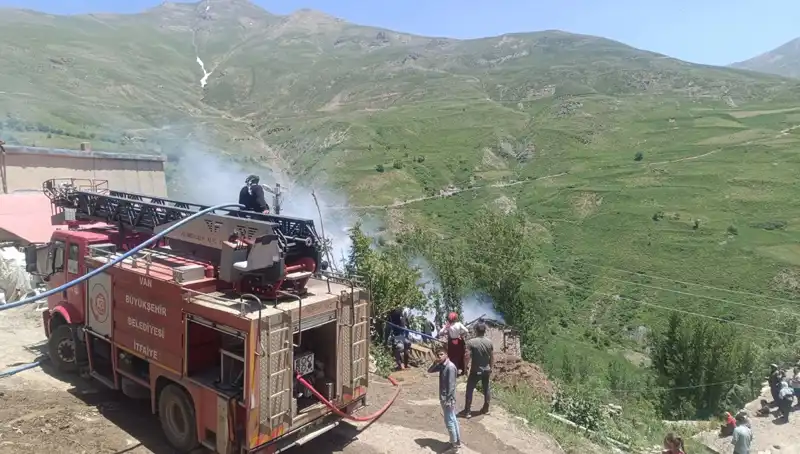 Van'da Evde Çıkan Yangın: Küçük Bir Çocuğun Hayatı Kayıp