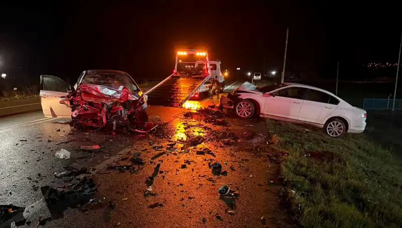 Çanakkale'de Feci Kaza: İki Otomobil Çarpıştı, 3 Kişi Hayatını Kaybetti