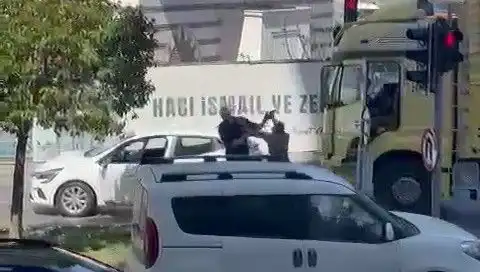 İstanbul Trafiğinde Çekiçli Dehşet: Olay Anı Kameralara Yansıdı