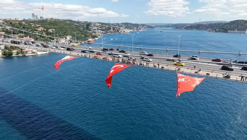 Türkiye'nin İhtişamını Göstermek İçin Köprüye Dev Bayrak Asıldı