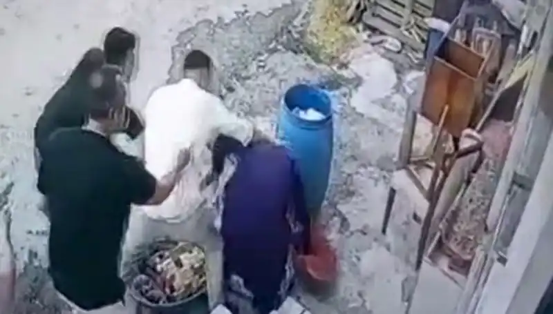 Başakşehir'de Baba Oğul, Bidon Tartışması Sonucu 58 Yaşındaki Kadını Darbetti!