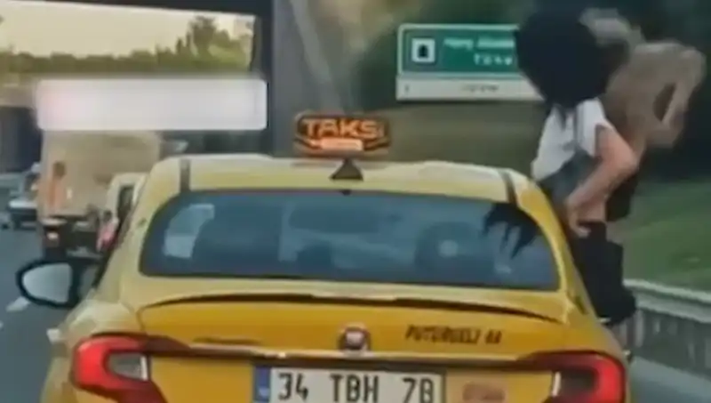 TEM Otoyolu'nda Taksinin Camından Sarkan İki Genç Şok Etti