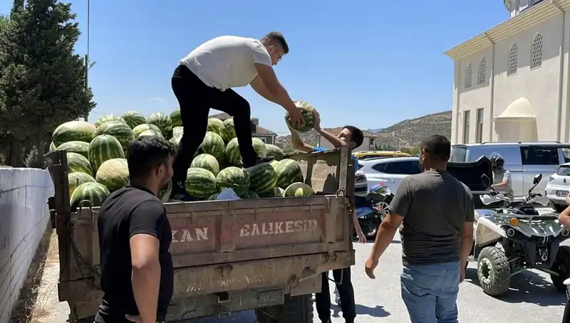 Kınık’ta Renkli Etkinlik: Tonlarca Karpuzu Ücretsiz Dağıttılar!