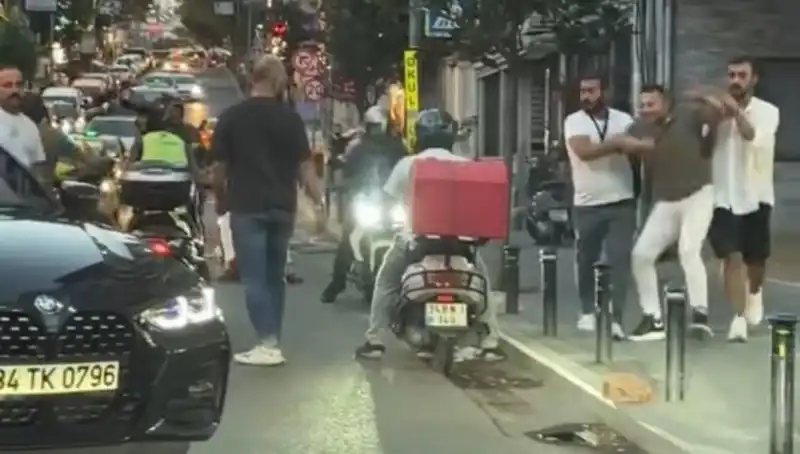 Nişantaşı’nda Yol Verme Kavgası: Kadına Sopa İle Saldırı!